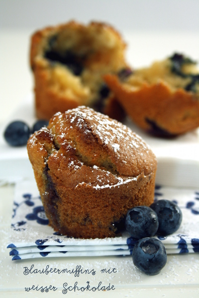 Blaubeermuffins mit weißer Schokolade
